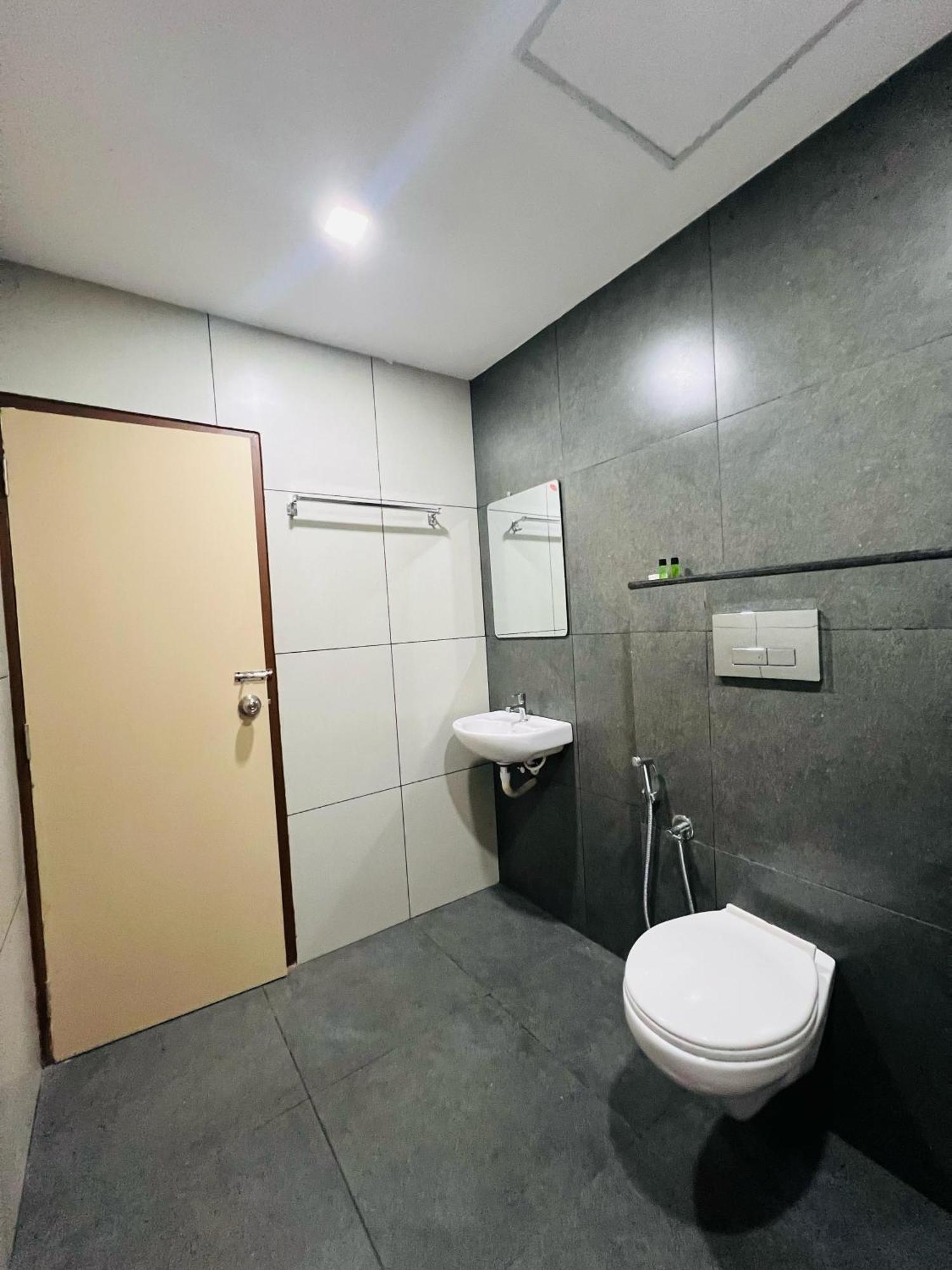 Gypsy Hotel Cusat Kochi Eksteriør bilde